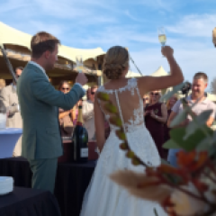 Bruidspaar proost met gasten bij Harderwold