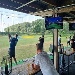 Golfen op een interactieve driving range vrijgezellenfeest