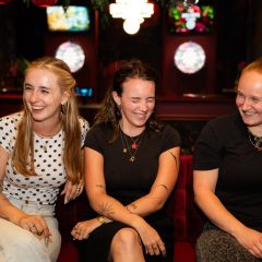 Vriendinnen spelen interactief darts bij The Bullseye Club in Fabriek Woerden