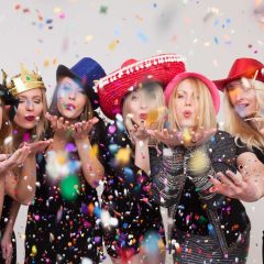 Maak jouw trouwfeest onvergetelijk met een photobooth! Leg spontane momenten vast, creëer een uniek gastenboek en zorg voor entertainment voor jong en oud. Bij 321Klik pas je de booth volledig aan op jouw thema. Ontdek de magie van echte herinneringen!
